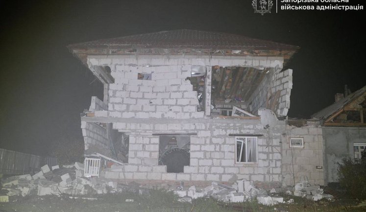 Рашисты атаковали Запорожье: двое раненых, повреждены дома, есть отключение электроэнергии. ВИДЕО+ФОТО