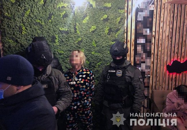 Від 1000 до 2 500 тис. за дівчину: у центрі Києва накрили кілька борделів, замаскованих під масажні салони, - поліція 01
