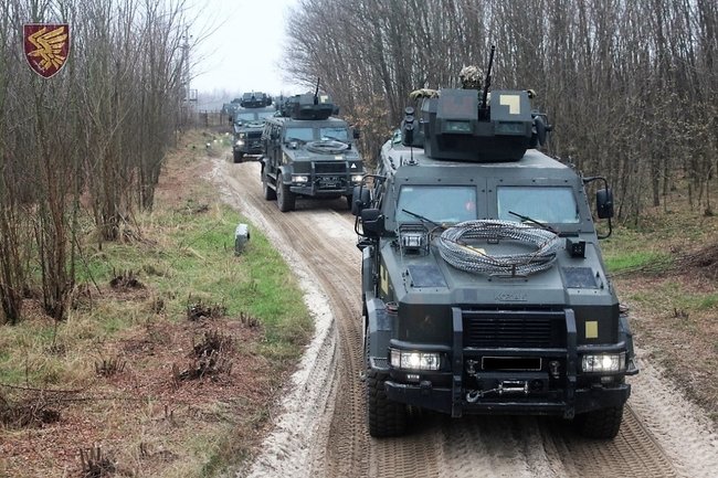 Десантники на Житомирщині провели бойові стрільби з великокаліберних кулеметів, встановлених на бронеавтомобілі, - командування ДШВ 05