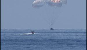 Капсула Crew Dragon з астронавтами Херлі та Бенкеном успішно повернулася із МКС на Землю. ВIДЕО