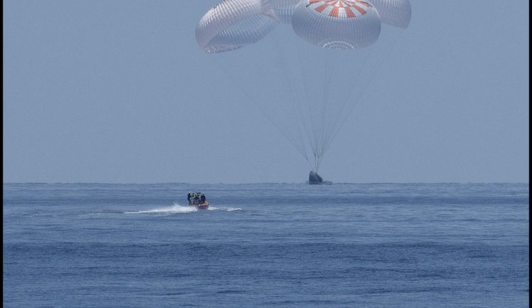 Капсула Crew Dragon з астронавтами Херлі та Бенкеном успішно повернулася із МКС на Землю. ВIДЕО