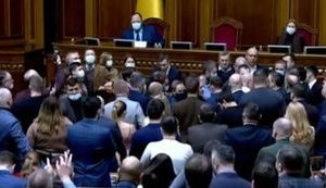 Пропозиція нардепа Лозинського не пускати в Раду працівників NewsOne, "112" і Zik спровокувала конфлікт у сесійній залі. ВIДЕО