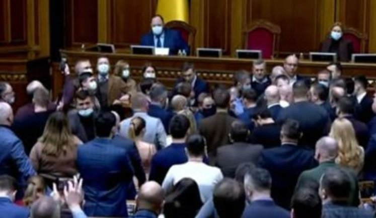 Пропозиція нардепа Лозинського не пускати в Раду працівників NewsOne, "112" і Zik спровокувала конфлікт у сесійній залі. ВIДЕО