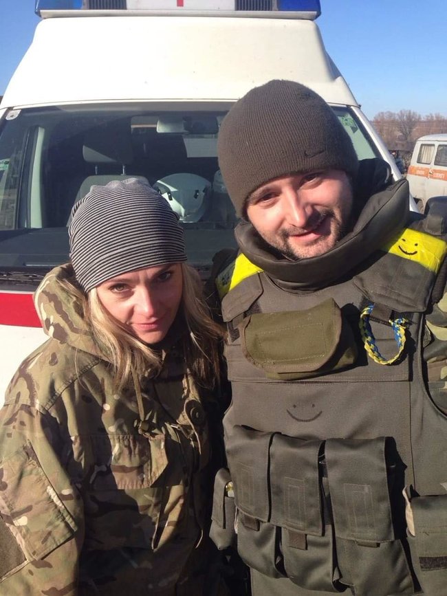 Відомий волонтер, водій-санітар 54 ОРБ Вікторія Шинкаренко: Перші три тепловізори ми передавали на Савур-Могилу. І після чергового штурму нам передзвонили і сказали, що хлопці з ним спали в обіймах, бо вони досі не бачили такого обладнання - це дуже надихало 12