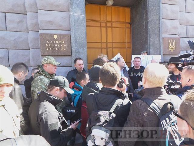 Узбагойте СБУшників, поки вони не обшукали Google: активисты и сотрудники ИТ-компании YouControl, в которой прошли обыски, пикетировали СБУ 12