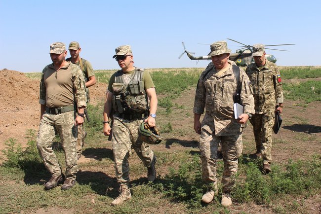 Командувач ООС Сирський перевірив бойові позиції в районі н.п. Піски, - штаб 02