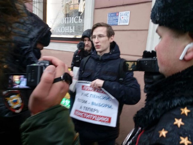 Ви знаєте повію, що 20 років пропрацювала в одному борделі? - акції протесту проти безстрокового перебування Путіна при владі відбулися в РФ 02