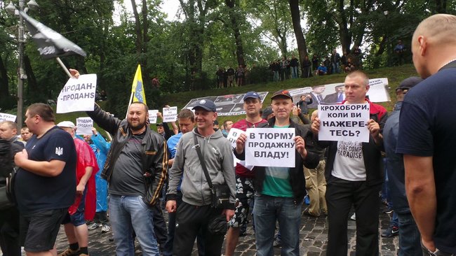 Owners of foreign-registered cars block Kyiv’s government quarter: We demand affordable customs clearance 05