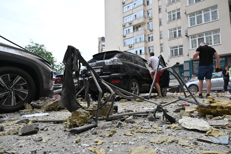 Последствия падения обломков вражеской ракеты на многоэтажку в Соломенском районе Киева 48