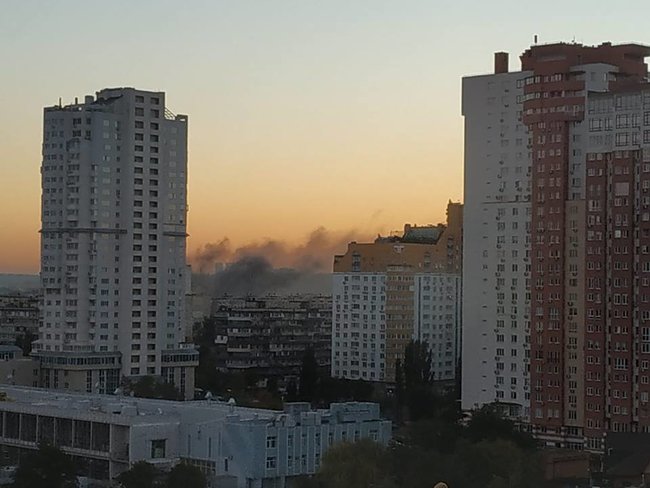Магазин Мегамаркет горит на левом берегу Киева 01