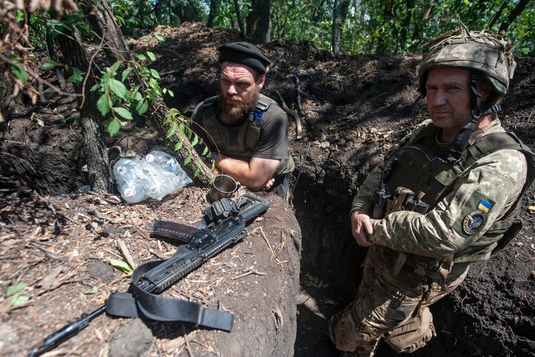 24 листопада від мінометного обстрілу російських окупантів на Бахмутському напрямку загинув капітан 93-ї ОМБр Валерій Глєбов 05