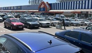 "Забитая парковка, толпы людей, работают все кассы. Кто-то удивлён?" - несмотря на локдаун, "Эпицентр" продолжает работать. ФОТОрепортаж