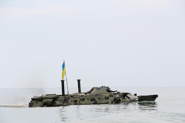 Одесские курсанты отработали вождение боевых машин на плаву 03 Одесские курсанты отработали вождение боевых машин на плаву 03
