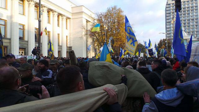 Мітингувальники почали встановлювати намети під Радою 02 Мітингувальники почали встановлювати намети під Радою 02