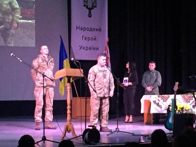 Десантник, Народный Герой Украины Юрий Соболев: Не могу посчитать, сколько раз заезжал в аэропорт с БТР. Раз в сутки обязательно. Правда, однажды я поймал РПГ 06