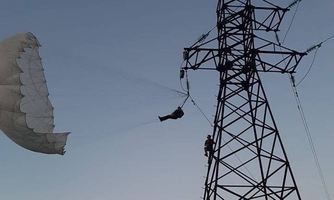 Парашутист заплутався і повис на опорі ЛЕП під Коломиєю 01