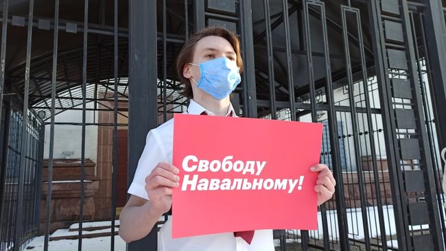 Путин боится Навального, - под посольство РФ в Киеве принесли трусы и туалетный ершик 01