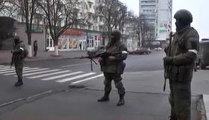 ‘Green men’ cordon off heart of occupied Luhansk, ignore ‘LPR’ leader Plotnitsky’s orders. VIDEO