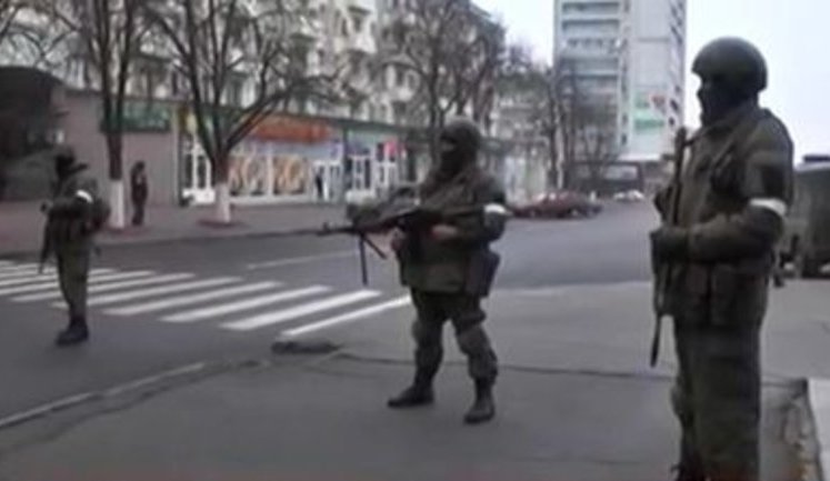 ‘Green men’ cordon off heart of occupied Luhansk, ignore ‘LPR’ leader Plotnitsky’s orders. VIDEO