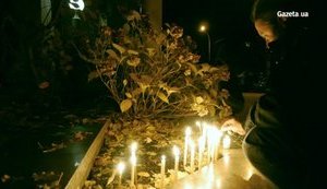 Kyiv residents are bringing flowers to French embassy. VIDEO