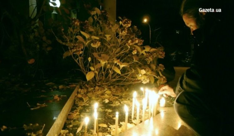 Kyiv residents are bringing flowers to French embassy. VIDEO