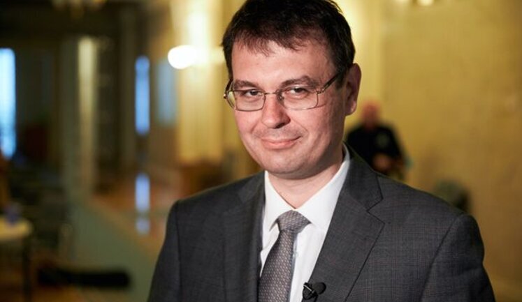 Бабуся в схемах "Укравтодора" та мама-мільйонерка: що хоче приховати Данило Гетманцев, блокуючи електронне декларування
