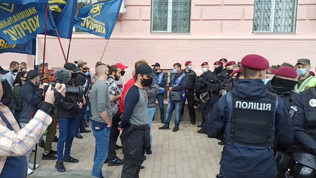 Поліція розділила тітушок і активістів, які пікетують суд щодо обрання запобіжного заходу Медведчуку 16