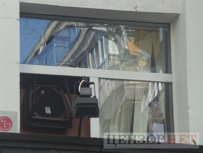 Під час мітингу під ГПУ проти екстрадиції в РФ Тумгоєва сталися сутички: мітингувальники бють вікна, їх у відповідь поливають водою зі шлангів 57