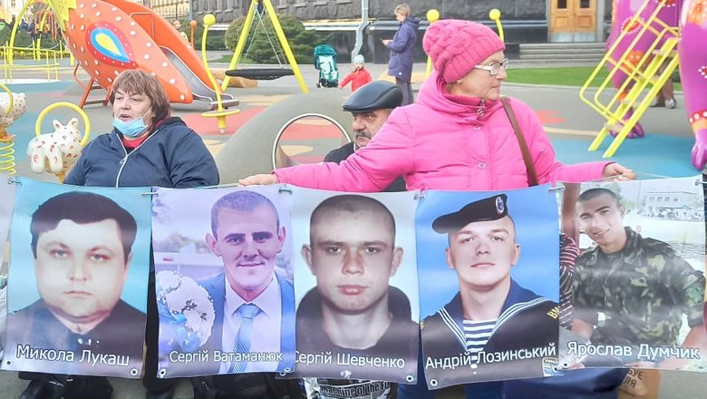 Україно, МИ Є: рідні українських полонених і зниклих без вісті на Донбасі пікетують ОП - матері заявили, що стоятимуть на Банковій 72 години 09 Україно, МИ Є: рідні українських полонених і зниклих без вісті на Донбасі пікетують ОП - матері заявили, що стоятимуть на Банковій 72 години 09