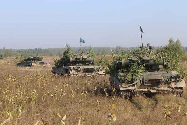 Конкурс на лучший танковый взвод ВСУ проходит на Ривненщине: Т-80 впервые в этом году отстрелялись при помощи БПЛА 05