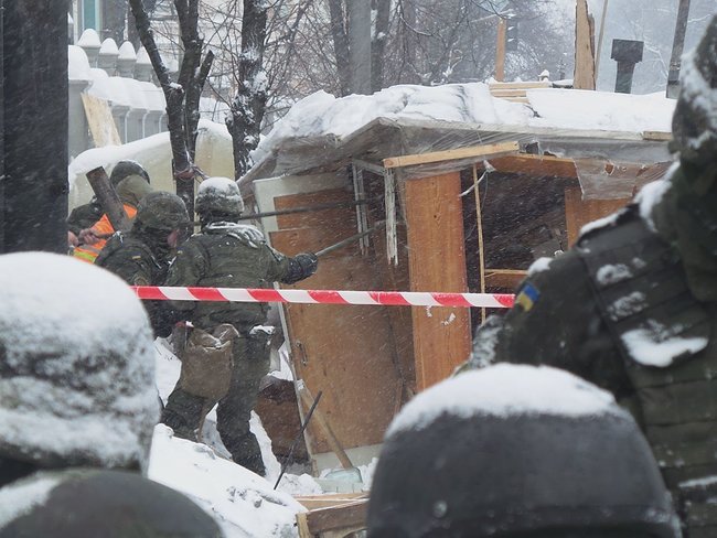 Наметове містечко під Радою розбирають, під стінами парламенту затримано 39 осіб 03