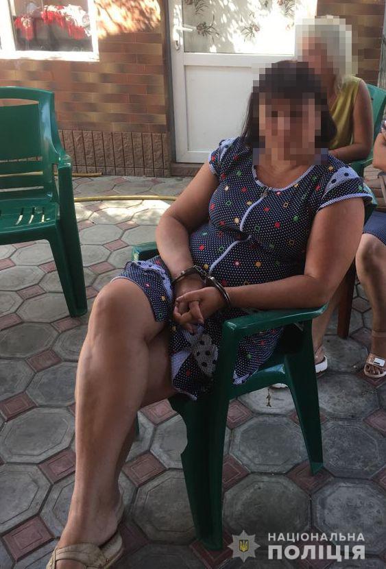 Поліція штурмувала будинок подружжя-наркоділків на Миколаївщині 02