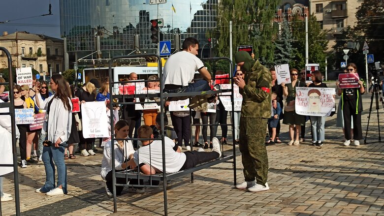 Акция Оленовка - новый Освенцим, организованная родственниками пленных защитников Азовстали, прошла в центре Киева 16