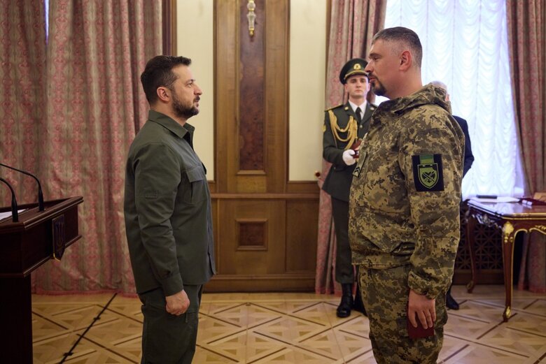 Зеленський вручив нагороди воїнам тероборони 12