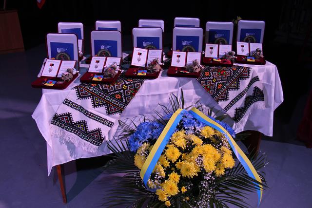 "Спасибі за те, що вручаєте ордени молодим хлопцям, простим солдатам". Бійці, які відзначилися на Донбасі, стали Народними героями України 01 "Спасибі за те, що вручаєте ордени молодим хлопцям, простим солдатам". Бійці, які відзначилися на Донбасі, стали Народними героями України 01