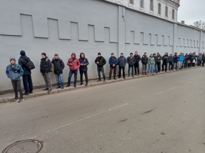 Спасибо за жизнь: 25 февраля в очереди под военкоматом Полтавы собралось около 2,2 тыс. добровольцев 02 Спасибо за жизнь: 25 февраля в очереди под военкоматом Полтавы собралось около 2,2 тыс. добровольцев 02