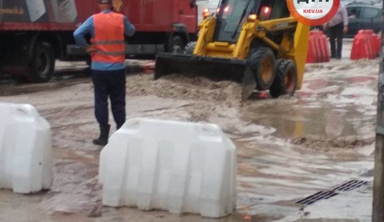 В Киеве изменили движение общественного транспорта из-за повреждения дороги после ливней