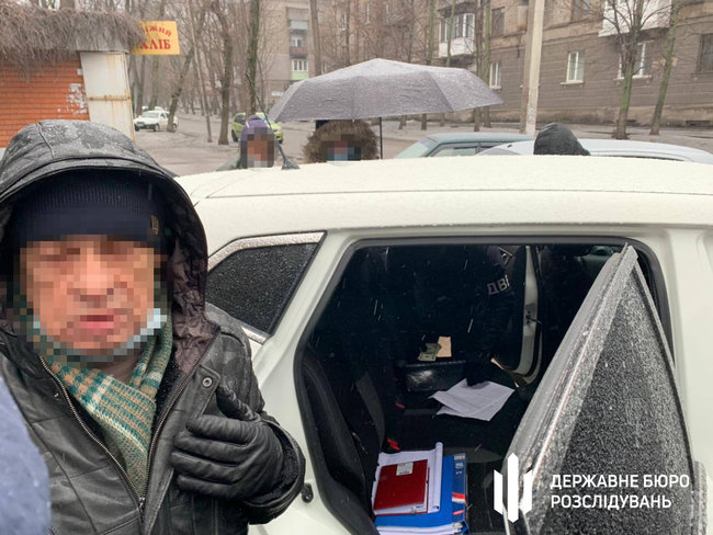 Полицейская и адвокат вымогали $5 тыс. за закрытие уголовного производства на Днепропетровщине, - ГБР 01