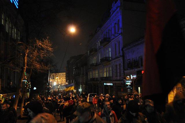 Добровольчий Рух ОУН на честь Дня українського добровольця закидав офіс компанії Ахметова і відділення Альфа-банку камінням (оновлено) 07