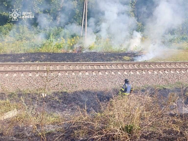 Уламки ворожого БПЛА впали на Обухівську трасу у Києві