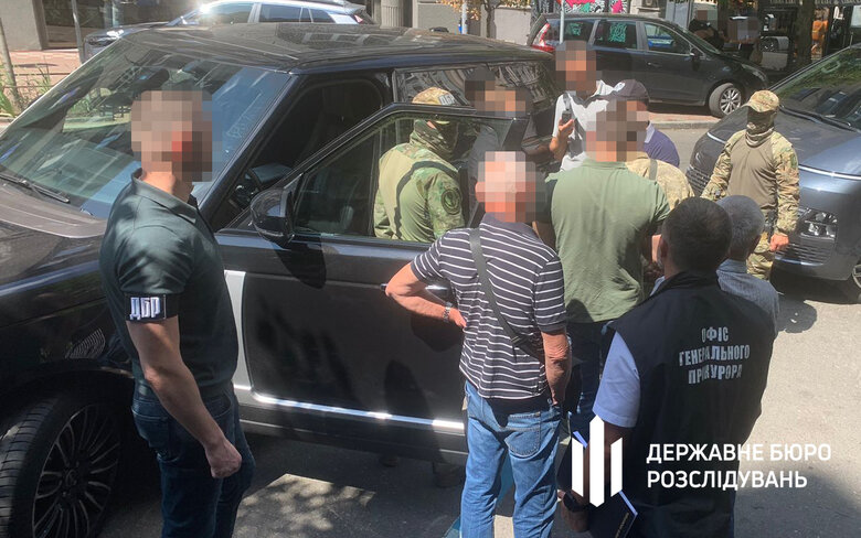 ДБР затримало співробітницю Мін’юсту на хабарі у розмірі $120 тисяч