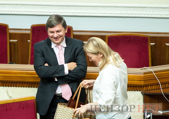 Шахов, що голосує за чотирьох, Ляшко в касці і розмова Новинського з Воропаєвим, - день роботи ВР 20 червня 01