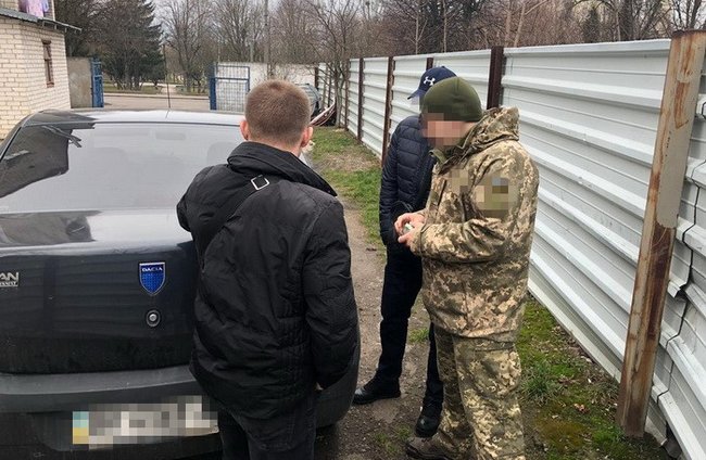 Военнослужащий на Ривненщине продавал патроны производства РФ и метамфетамин, - СБУ 01