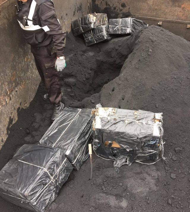 У поїзді з рудою знайшли 3 тис. пачок контрабандних сигарет 01