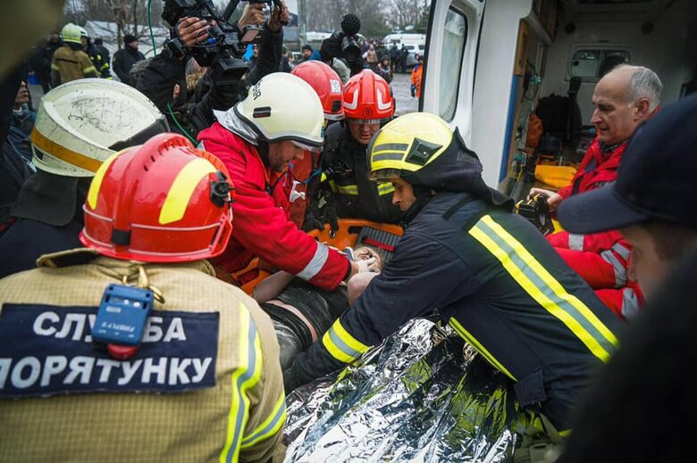 З-під завалів у Дніпрі дістали жінку 07