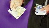 Курс продажи евро в обменниках Киева превысил 8 грн.