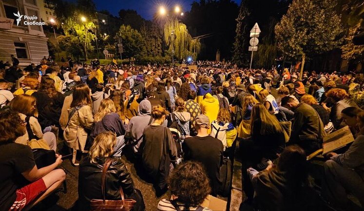 Учасники акції за відновлення незалежності НАБУ і САП в Києві вшанували хвилиною мовчання полеглих захисників та захисниць. ВІДЕО+ФОТОрепортаж
