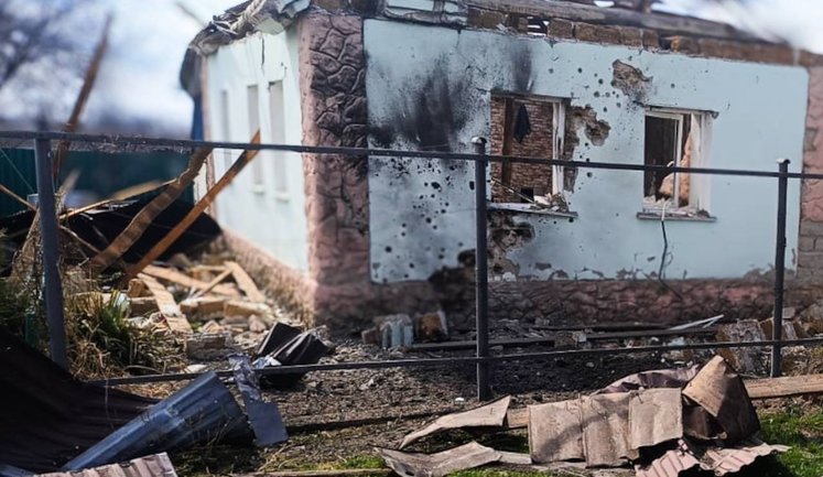 Росіяни атакували безпілотниками цивільну автівку й будинок на Сумщині: троє поранених, з них двоє - важкі