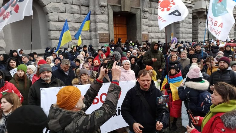 В Києві протестували антивакцинатори: QR-коди на плакатах ведуть на сайт Єдиної Росії 54