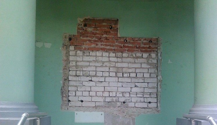 В Донецке террористы снесли барельеф украинскому поэту Стусу. ФОТОрепортаж